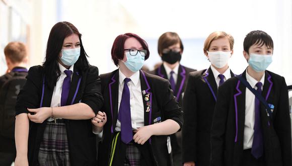 Los estudiantes caminan en Park Lane Academy en Halifax, noroeste de Inglaterra, el 17 de marzo de 2021, en plena pandemia de coronavirus. (Oli SCARFF / AFP).