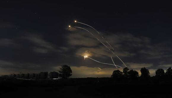El sistema israelí de defensa aérea Iron Dome se lanza para interceptar cohetes disparados desde la Franja de Gaza, cerca de Sderot, Israel. (Foto: AP/ Ariel Schalit).