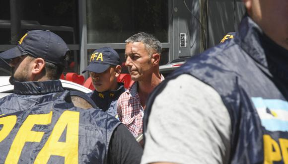 Gastón Ariel Mercanzini es detenido por policías bonaerenses, acusado de arrojar una botella al presidente argentino Javier Milei, en Buenos Aires el 12 de diciembre de 2023. (Foto de Pablo ANELI / TELAM / AFP)
