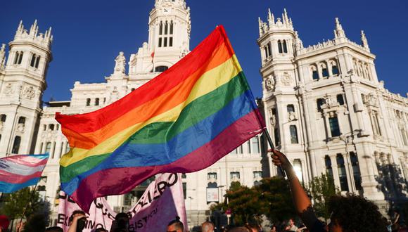 Un manifestante ondea una bandera del arco iris fuera del ayuntamiento en el Día del Orgullo LGBT en Madrid, España, 28 de junio de 2021. (REUTERS/Sergio Pérez).