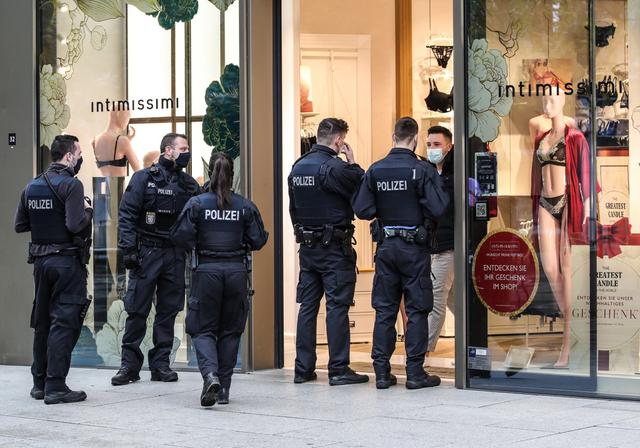 Agentes de policía revisan una tienda en la zona comercial del centro "Zeil" en Frankfurt am Main, Alemania. (Foto: ARMANDO BABANI / AFP)