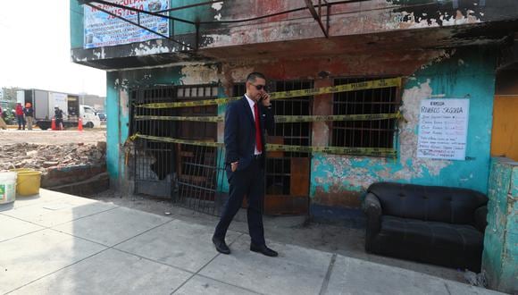 El fiscal provincial Humberto Durán Ponce de León, que investiga deflagración en Villa El Salvador, estuvo en la zona de afectada. (Fotos: El Comercio/Alessandro Currarino)