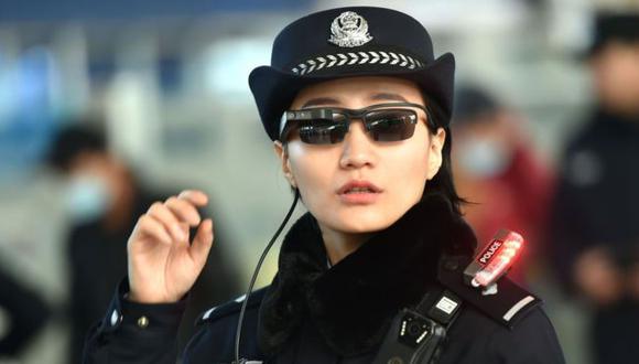 A través de estas nuevas gafas inteligentes, la policía puede tomar una foto y acceder a una base de datos interna de sospechosos. (Foto: AFP)