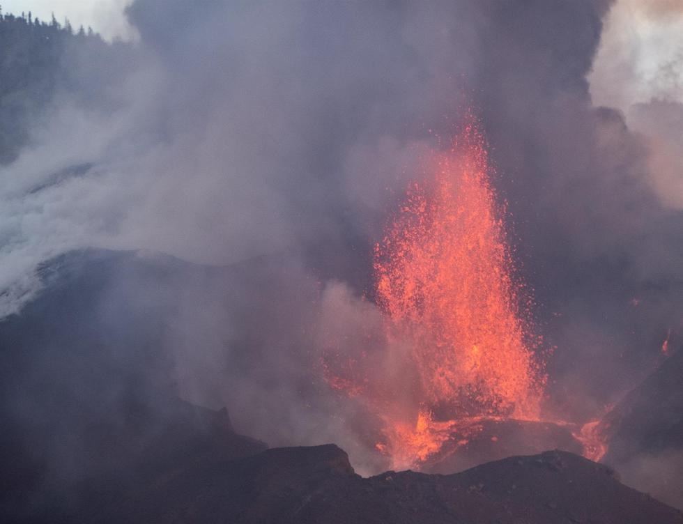 El Instituto Volcanológico de Canarias ha informado que el cono interno del volcán de La Palma se ha derrumbado sobre sí mismo. (EFE/ Miguel Calero).