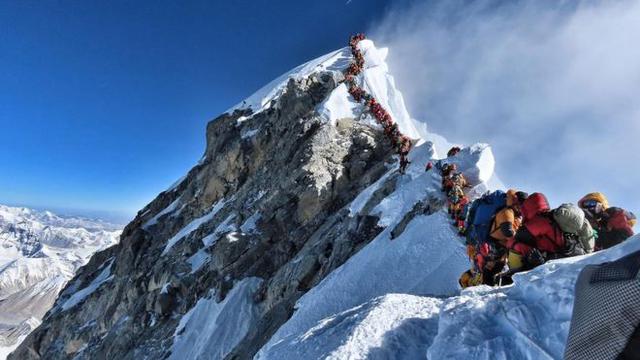 La imagen compartida por un montañista de la expedición Nirmal Purja's Project Possible muestra la fila de personas esperando turno para alcanzar la cima del Monte Everest. Foto: AFP