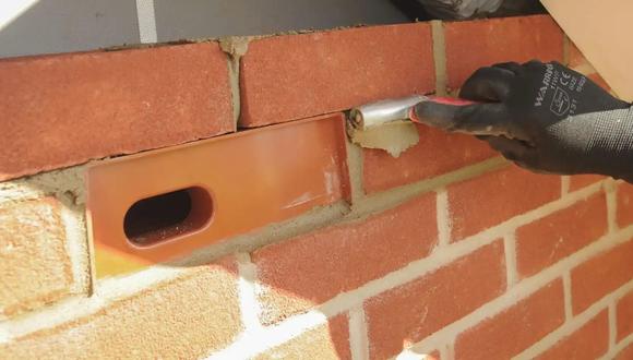 Los ladrillos son huecos y tienen un agujero para que puedan ingresar las aves. (Foto: elespanol.com)