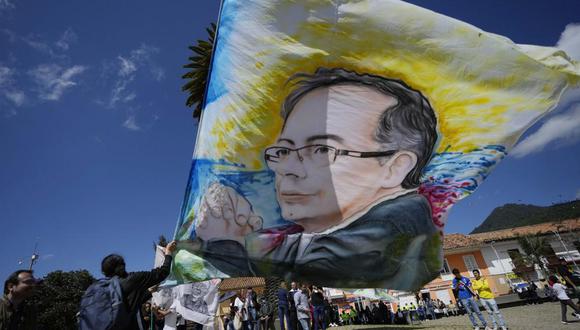 Un partidario del candidato presidencial Gustavo Petro sostiene una bandera antes de un mitin de cierre de campaña en Zipaquirá, Colombia, el domingo 22 de mayo de 2022. (AP Foto/Fernando Vergara).