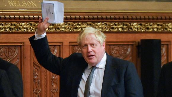 El ex primer ministro de Gran Bretaña, Boris Johnson, hace un gesto mientras espera la llegada del presidente de Sudáfrica al Palacio de Westminster, sede de la Cámara de los Comunes y la Cámara de los Lores de Gran Bretaña, ambas cámaras del parlamento, en Londres el 22 de noviembre de 2022, como parte de su visita de estado de dos días. (Foto de TOBY MELVILLE / POOL / AFP)