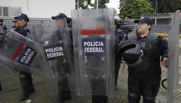 Los enfrentamientos con la policía mexicana comenzaron luego que el grupo de migrantes derribara vallas fronterizas. (Referencial AP)
