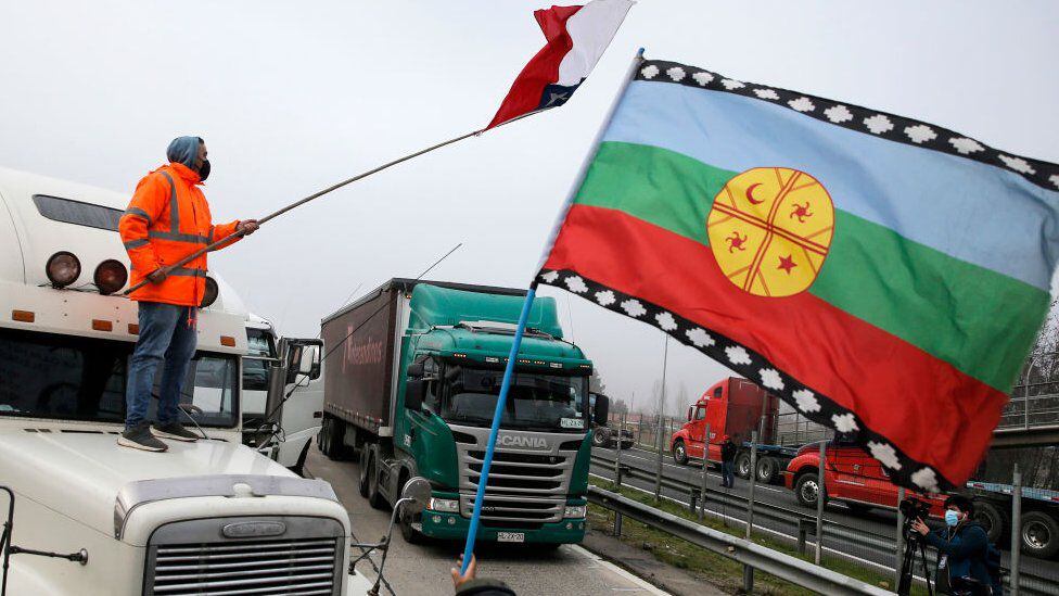 Roadblocks have been part of the protests in regions such as La Araucanía.  (GETTY IMAGES).