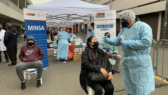 Público en general y comerciantes se someten a test de coronavirus en el Cercado. (Foto: Minsa)