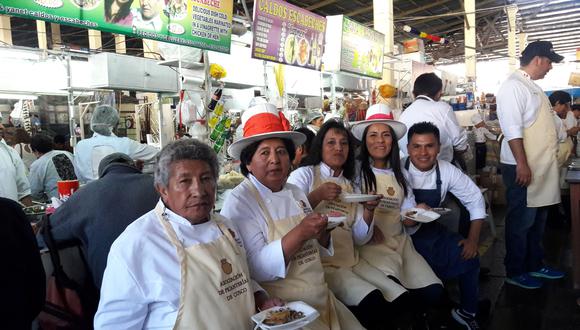 Picanteras cusqueñas trabajaron junto con cocineros los latos del almuerzo Popular. (Foto: Catherine Contreras)