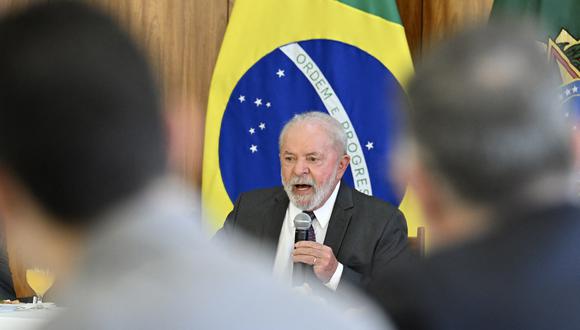 El presidente brasileño, Luiz Inacio Lula da Silva, habla durante una reunión con periodistas en el Palacio Planalto en Brasilia el 6 de abril de 2023. (Foto de EVARISTO SA / AFP)