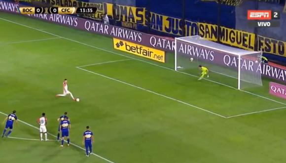 El golero argentino adivinó la trayectoria del balón y evitó que Boca Juniors esté en desventaja en el marcador ante Caracas FC en La Bombonera. (Foto: captura de video)
