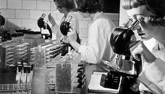 Un grupo de científicas examinan unas muestras de laboratorio en la década de 1950, en Michigan, Estados Unidos.