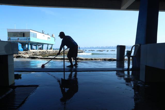Pescadores artesanales se sumaron a las medidas de prevención y realizaron una jornada de limpieza en el muelle pesquero de Chorrillos. (Foto: Alessandro Currarino)
