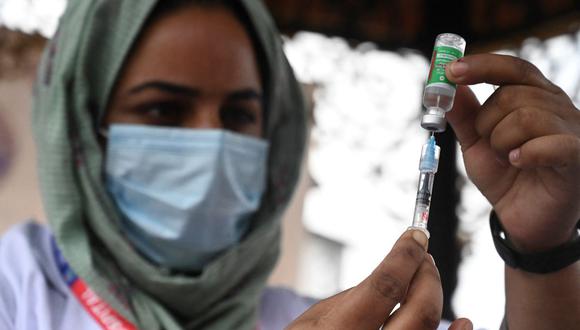 Una trabajadora de la salud prepara una inyección de la vacuna contra el coronavirus de Covishield en un mercado en Srinagar, India, el 24 de septiembre de 2021. (TAUSEEF MUSTAFA / AFP).