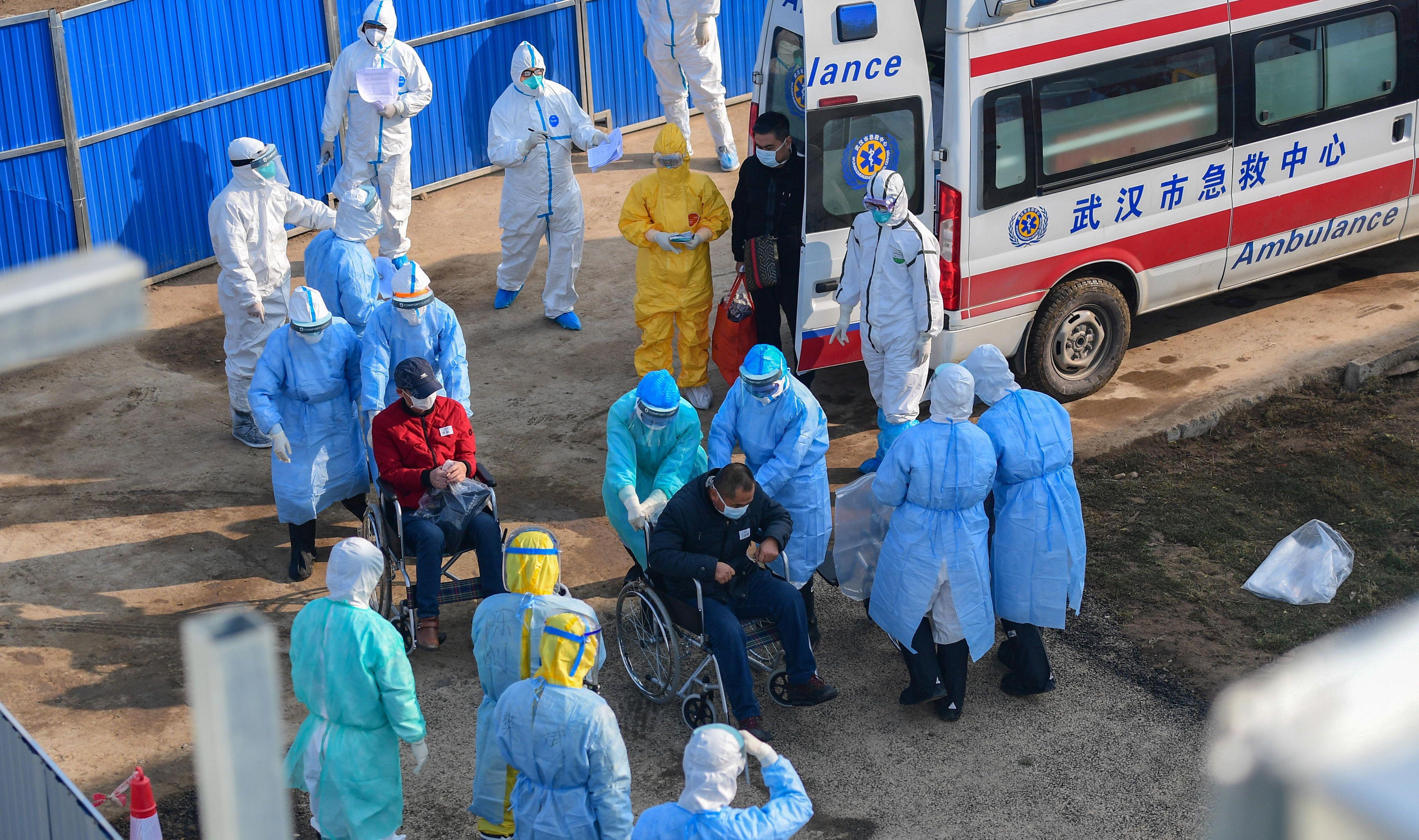 Médicos de Wuhan ponen todos sus esfuerzos por mantener a raya la propagación del virus. (Foto: EFE)