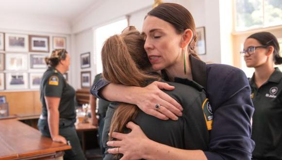 La primera ministra de Nueva Zelanda, Jacinda Ardern, se reunió con los equipos de emergencias. (Foto: Getty Images, via BBC Mundo)
