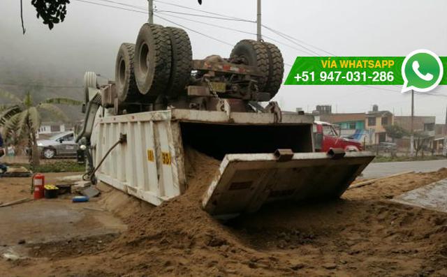 Comas: camión que trasladaba arena se volcó en Collique - 1
