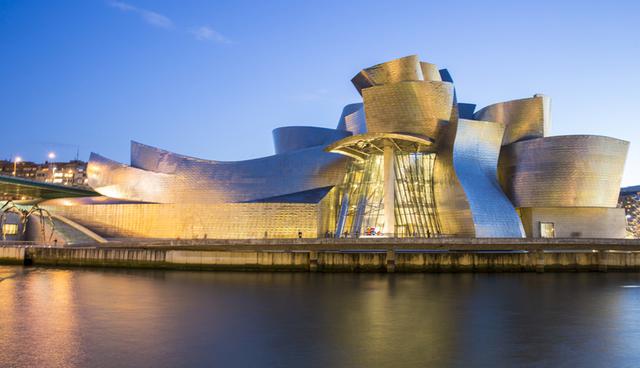 El Museo Guggenheim se caracteriza por sus formas curvilíneas y retorcidas, recubiertas de piedra caliza, cortinas de cristal y planchas de tita. (Foto: Shutterstock)