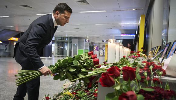 El presidente de Ucrania, Volodymyr Zelensky, deja flores en honor a las víctimas del vuelo de vuelo PS752 de Ukrainian International Airlines que fue derribado por un misil de Irán. (AP).