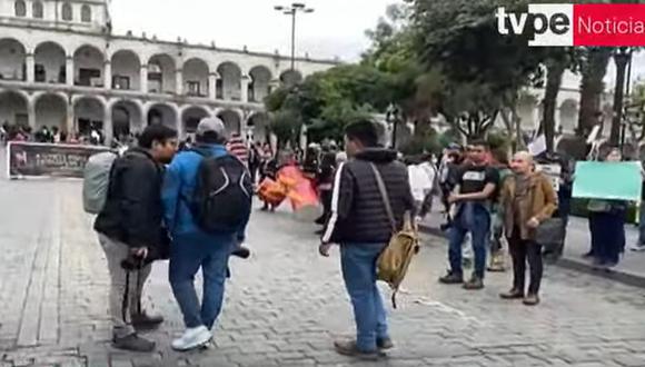 Manifestantes llegaron hasta la plaza de armas de Arequipa para participar en una movilización contra el gobierno | Captura TV Perú
