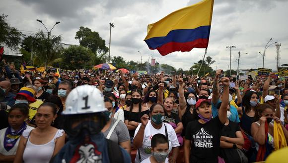 Los manifestantes participan en la inauguración de un monumento a la resistencia construido por manifestantes y lugareños en medio de las protestas en curso contra el gobierno del presidente colombiano Iván Duque en Cali, Colombia, el 13 de junio de 2021. (Luis ROBAYO / AFP).
