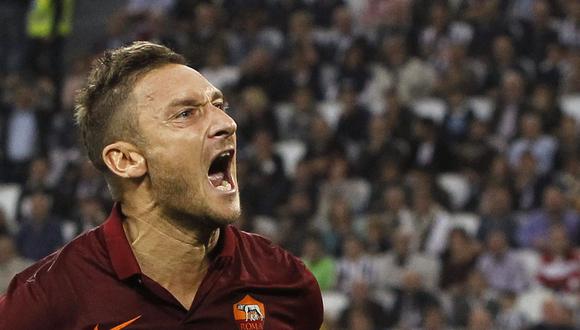 Francesco Totti tiene una tentativa oferta para ser nuevo directivo de la Roma. Sin embargo ha reiterado su deseo de seguir dedicándose al fútbol. (Foto: AFP)