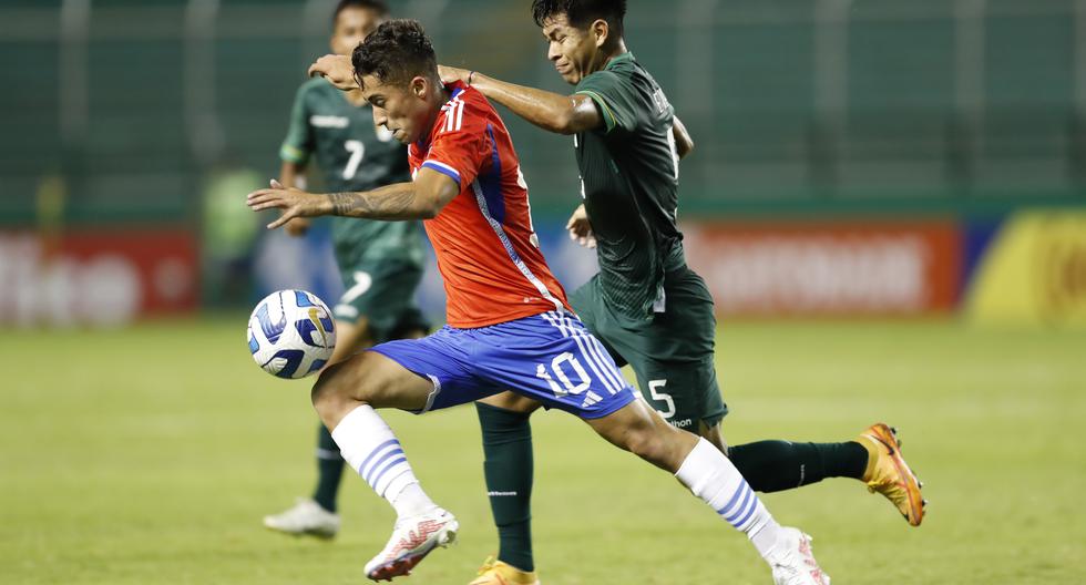 AMDEP540. CALI (COLOMBIA), 24/01/2023.- Lucas Assadi (i) de Chile disputa un balón con Ervin Vaca de Bolivia hoy, en un partido de la fase de grupos del Campeonato Sudamericano Sub'20 entre las selecciones de Chile y Bolivia en el estadio Deportivo Cali en Cali (Colombia). EFE/ Ernesto Guzmán Jr.
