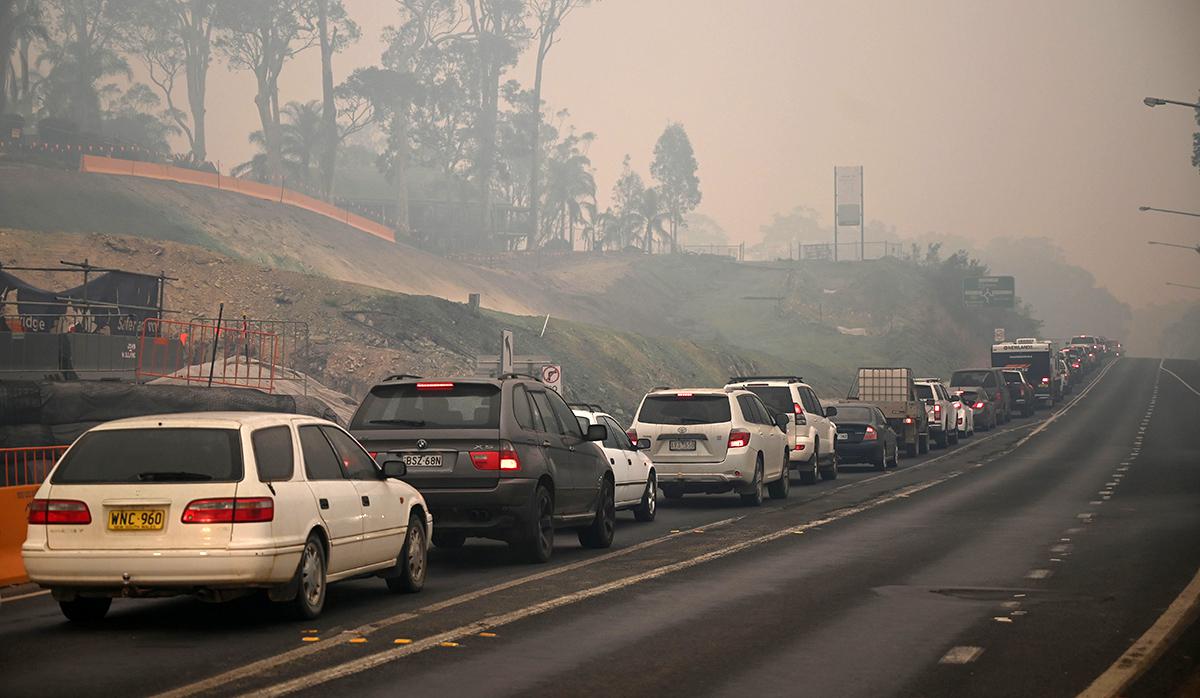 Los automóviles abandonan la ciudad de Batemans Bay en Nueva Gales por los incendios. (Foto: AFP)