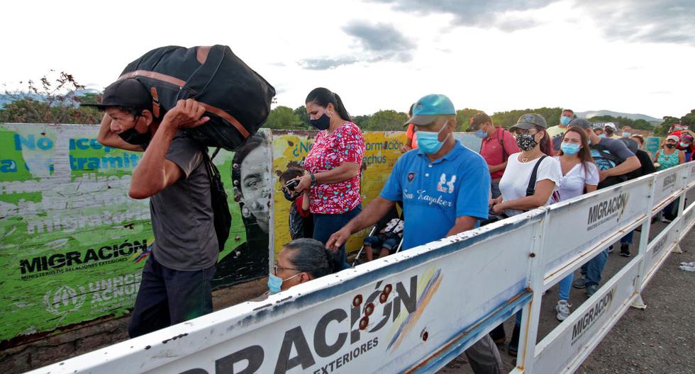 Los venezolanos cruzan el Puente Internacional Simón Bolívar desde Cúcuta, Colombia a San Antonio del Táchira, Venezuela, el 26 de octubre de 2021. (SCHNEYDER MENDOZA / AFP).