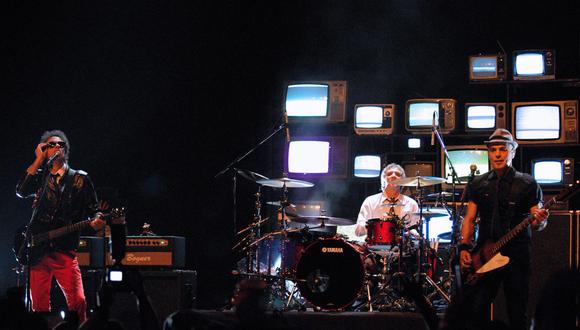 La banda argentina Soda Stereo vuelve con su gira "Gracias totales" que incluirá a sus miembros originales Charly Alberti (centro) y Zeta Bosio (derecha). La gran ausencia será Gustavo Cerati (izquierda), quien falleció en el 2014. (Foto: AFP)