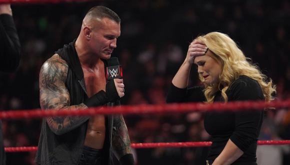 Randy Orton junto a Beth Phoenix en el cuadrilátero. (Foto: WWE)