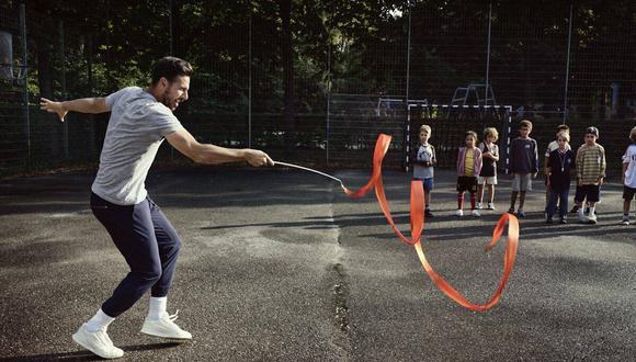 Claudio Pizarro en el comercial. (Foto: Sky Alemania)