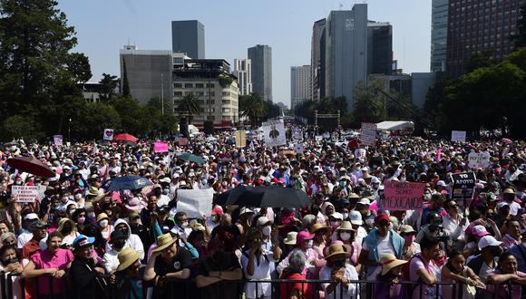 Manifestantes participan en una marcha contra las posibles medidas gubernamentales para reestructurar el Instituto Nacional Electoral (INE), en la Ciudad de México.