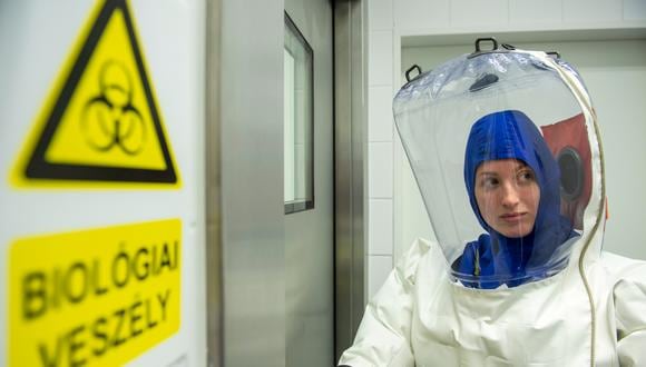 Una científica de la Pecs University en un laboratorio que estudia el COVID-19. (Foto: KAROLY ARVAI / POOL / AFP)