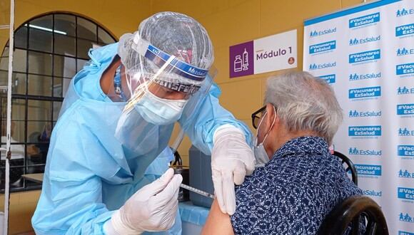 Esta semana los adultos mayores serán vacunados a través del servicio domiciliario y 25,650 en 9 vacunatorios (Foto: Colegio Médico del Perú)