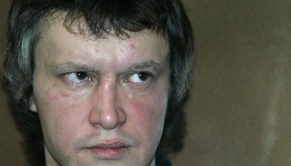 Alexander Pichushkin, el "Bittsevsky Maniac" de Moscú, también conocido como "Chessboard Killer", durante su juicio en el Tribunal Municipal de Moscú, Rusia, el 29 de octubre de 2007. (FOTO AFP / MAXIM MARMUR).