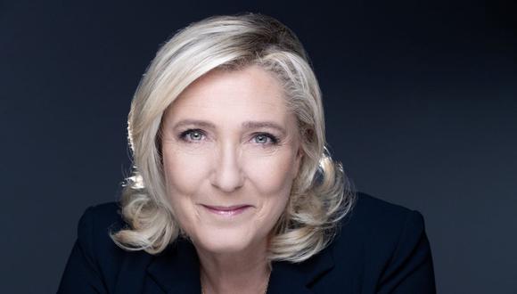 Marine Le Pen, candidata presidencial del partido de extrema derecha francés Agrupación Nacional (RN), posa durante una sesión de fotos en París el 20 de octubre de 2021. (JOEL SAGET / AFP).