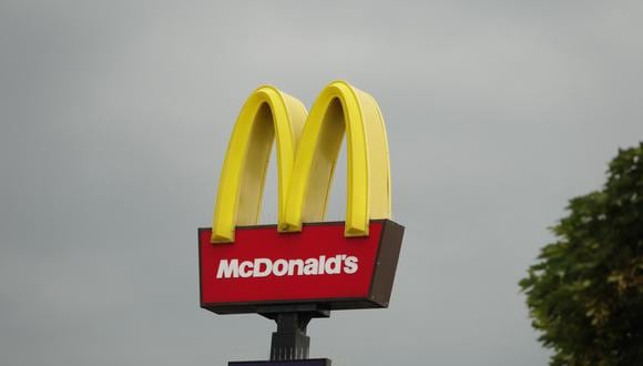 El logotipo de McDonald's se ve sobre un restaurante el 27 de julio de 2022 en Bristol. (Foto referencial: Matt Cardy/Getty Images)