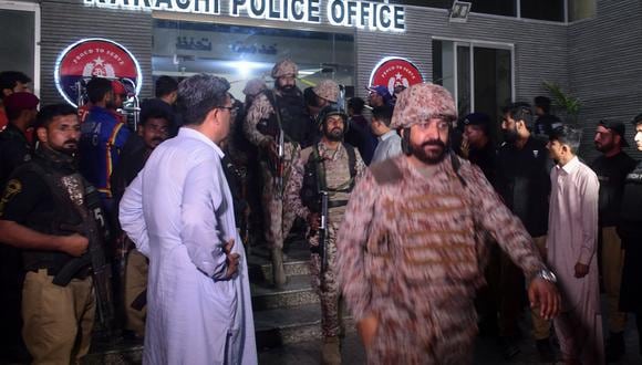Soldados paramilitares abandonan un recinto policial después de tomar el control del edificio tras un ataque de combatientes talibanes paquistaníes en Karachi. (Asif HASSAN / AFP)