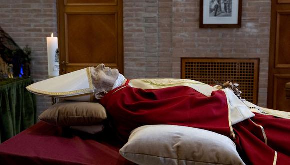 Esta fotografía distribuida el 1 de enero de 2023 por la oficina de prensa del Vaticano, Vatican Media, muestra el cuerpo del papa emérito Benedicto XVI en la capilla del Monasterio Mater Ecclesiae en el Vaticano. (AFP).