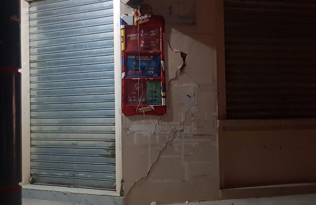 Algunas construcciones fueron afectadas en Zamora Chinchipe, Ecuador, tras el sismo de magnitud 7,2 registrado en Loreto. (Foto: @CleverJimenez69, vía Twitter).
