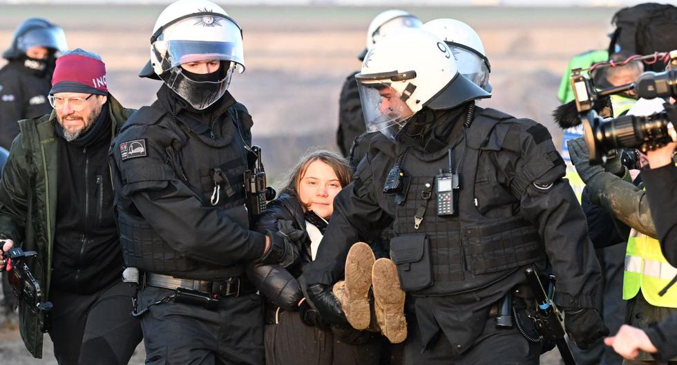 Los agentes de policía sacan a la activista climática sueca Greta Thunberg de un grupo de manifestantes y activistas en Erkelenz, Alemania occidental, el 17 de enero de 2023. (FEDERICO GAMBARINI / DPA / AFP).