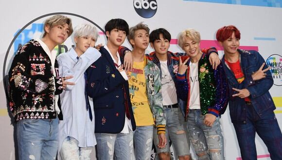 BTS posa en la sala de prensa de los American Music Awards 2017, el 19 de noviembre de 2017, en Los Ángeles, California (Foto: Valerie Macon / AFP)