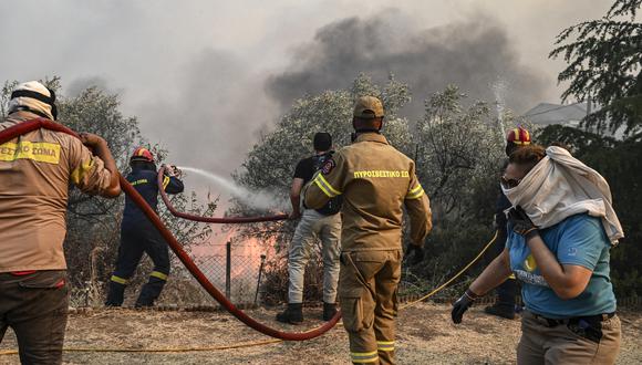 Los bomberos intentan extinguir un incendio en Nea Anchialos, cerca de la ciudad griega continental de Volos. (Foto de Tatiana Bolari / EUROKINISSI / AFP)