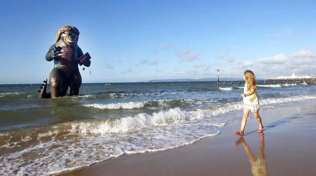 ¿Un monstruo marino? Artistas sorprenden en playa de Inglaterra - 1