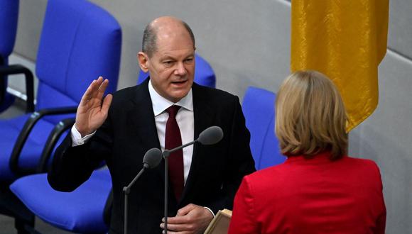 El canciller alemán Olaf Scholz presta juramento ante la presidenta del Bundestag, Baerbel Bas. (JOHN MACDOUGALL / AFP).