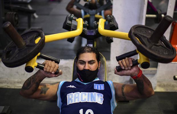 Raúl Gutiérrez entrena en su gimnasio en Lanús, provincia de Buenos Aires, el 21 de abril de 2021. (Foto de RONALDO SCHEMIDT / AFP).